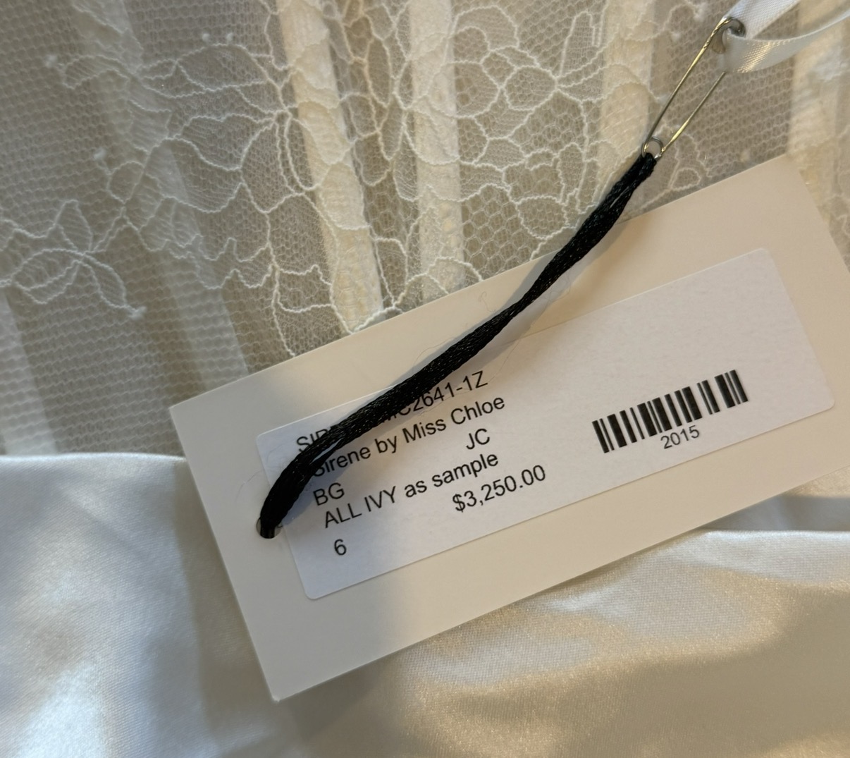 Sirene wedding dress detail